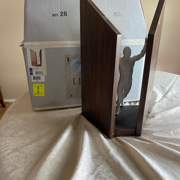 RETIRED 2008 ‘WIDER LLADRO’ PORCELAIN FIGURINE-Item#01011898 - Picture 9 of 15